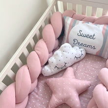 Cargar imagen en el visor de la galería, Juego de cuna con protector de barandal trenzado